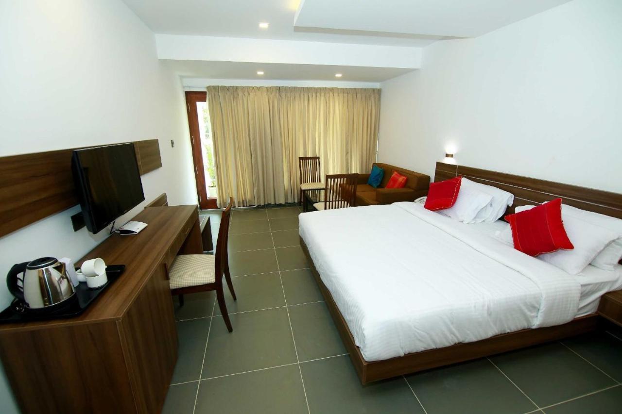 Silver Storm Resort Athirappilly Exteriör bild